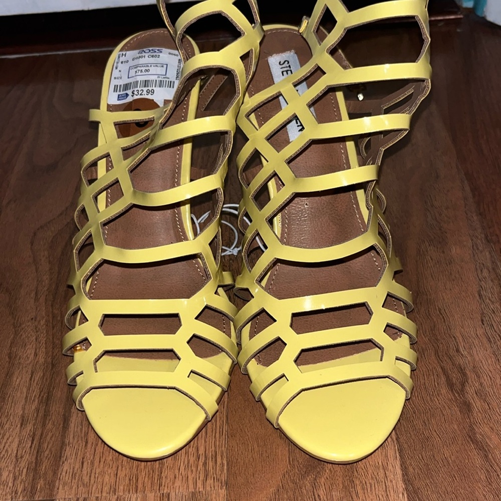 yellow line pattern heals. size: 8.